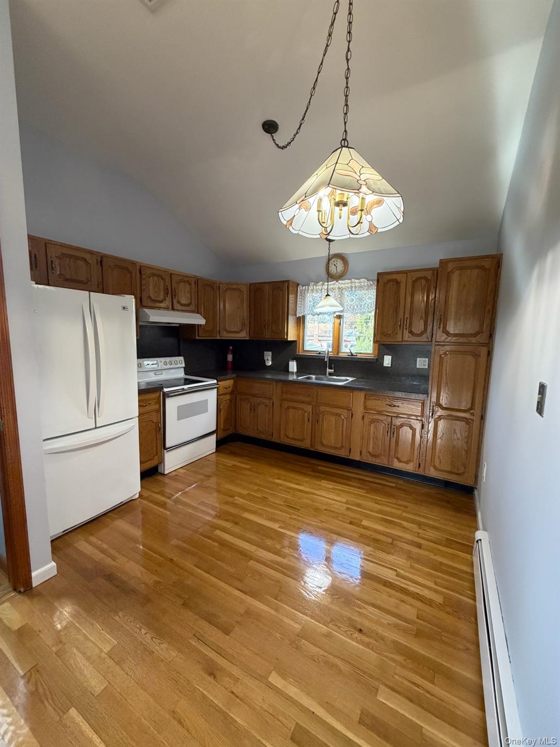 888 Custer Street, Unit Upper photo 2