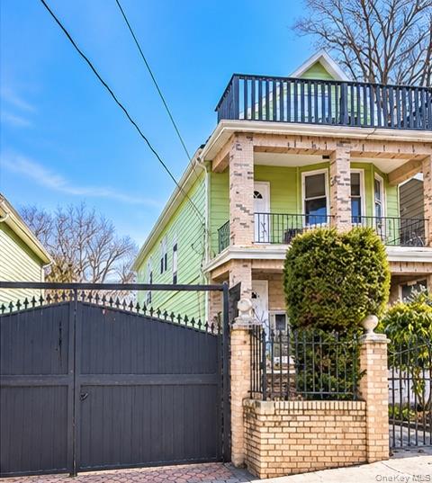 15 University Place – For Sale photo 2